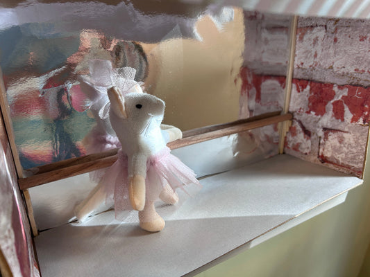 Muizenhuis knuffeltje Ella aan de bar